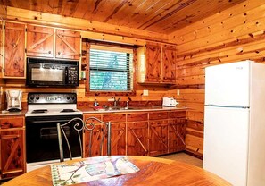Fridge, microwave, oven, stovetop - Phenomenal Cabin with Lofted Space and Views in Arkansas (Eureka Springs)