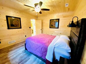 Room - Group Lake Cabin with Ping Pong Table Loaded with Kayaks in Wisconsin (Stone Lake)