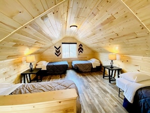 4 bedrooms, WiFi, bed sheets - Group Lake Cabin with Ping Pong Table Loaded with Kayaks in Wisconsin (Stone Lake)