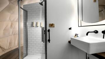 Jetted tub, hair dryer, towels, soap