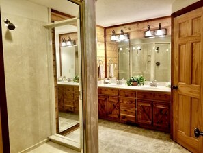 Jetted bath, hair dryer, towels, soap - Rural Quaint Cabin with Large Private Deck and Hammock in Arkansas (Eureka Springs)