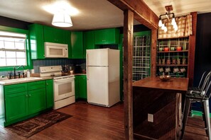 Refrigerador, microondas, parrilla de estufa y cafetera y tetera 