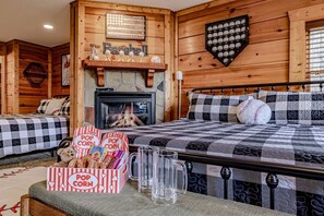 2 bedrooms, iron/ironing board, WiFi, bed sheets - Wonderful Cabin with Spa and Equipped Deck in Tennessee (Pigeon Forge)