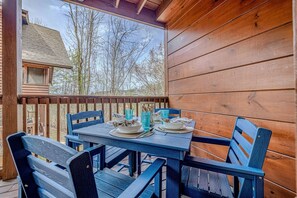 Outdoor dining - Wonderful Cabin with Spa and Equipped Deck in Tennessee (Pigeon Forge)