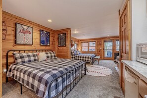 2 bedrooms, iron/ironing board, WiFi, bed sheets - Wonderful Cabin with Spa and Equipped Deck in Tennessee (Pigeon Forge)