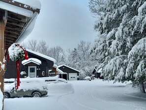 Ein Wohngebiet mit schneebedeckten Häusern und einer Auffahrt.