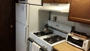 Cafetera y tetera, refrigerador, microondas y horno
