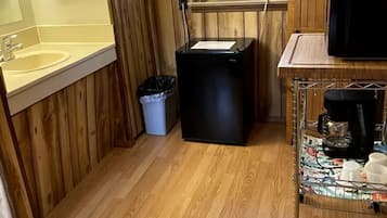 冰箱、微波炉、厨具/餐具