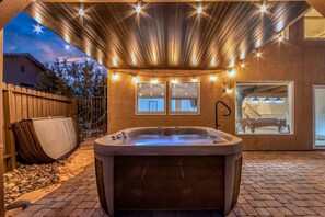 Indoor spa tub - Stunning Rental with Game Room and Pool Table in Arizona (Sedona)