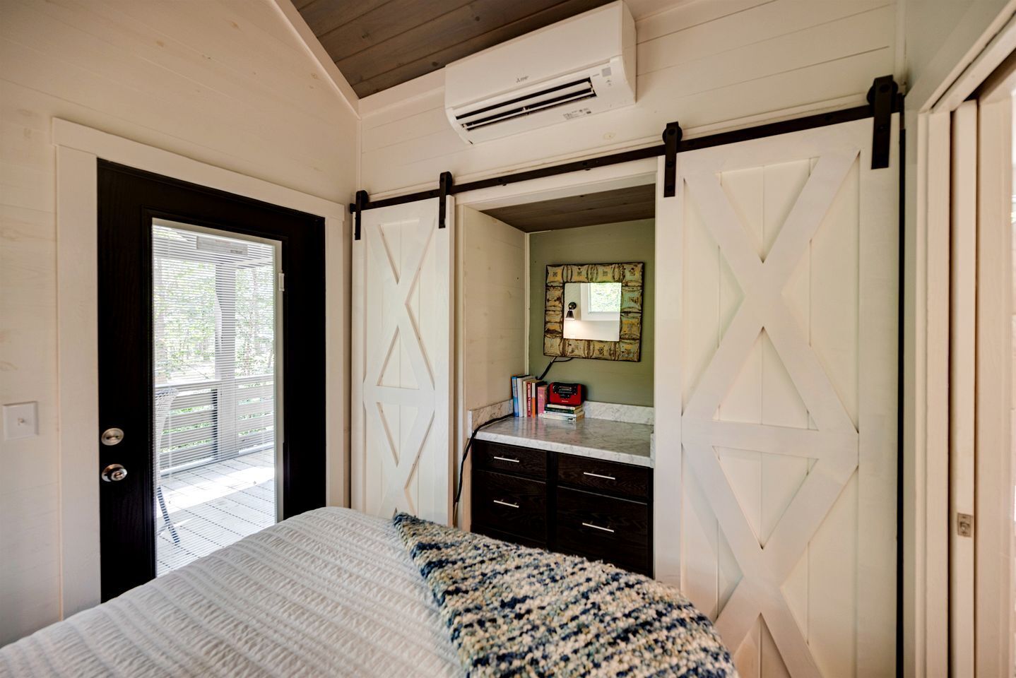1 bedroom, desk, WiFi, bed sheets