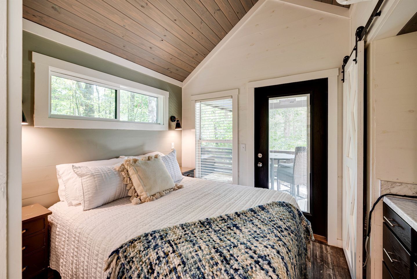 1 bedroom, desk, WiFi, bed sheets
