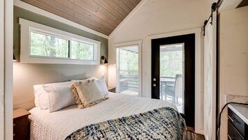 1 bedroom, desk, WiFi, bed sheets