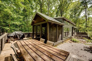 Outdoor dining - Gorgeous Cottage with Fire Pit and Barbecue in Tracy City, Tennessee (Tracy City)