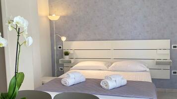 Silitysrauta/-lauta, Wi-Fi, vuodevaatteet