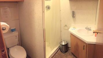Jetted tub, towels, soap, shampoo