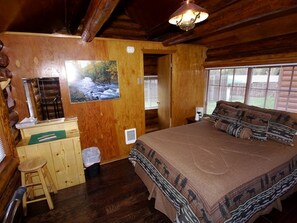 1 bedroom, in-room safe, desk, bed sheets - Traditional Log Cabin with Large Windows on the Kenai Peninsula, Alaska (Cooper Landing)