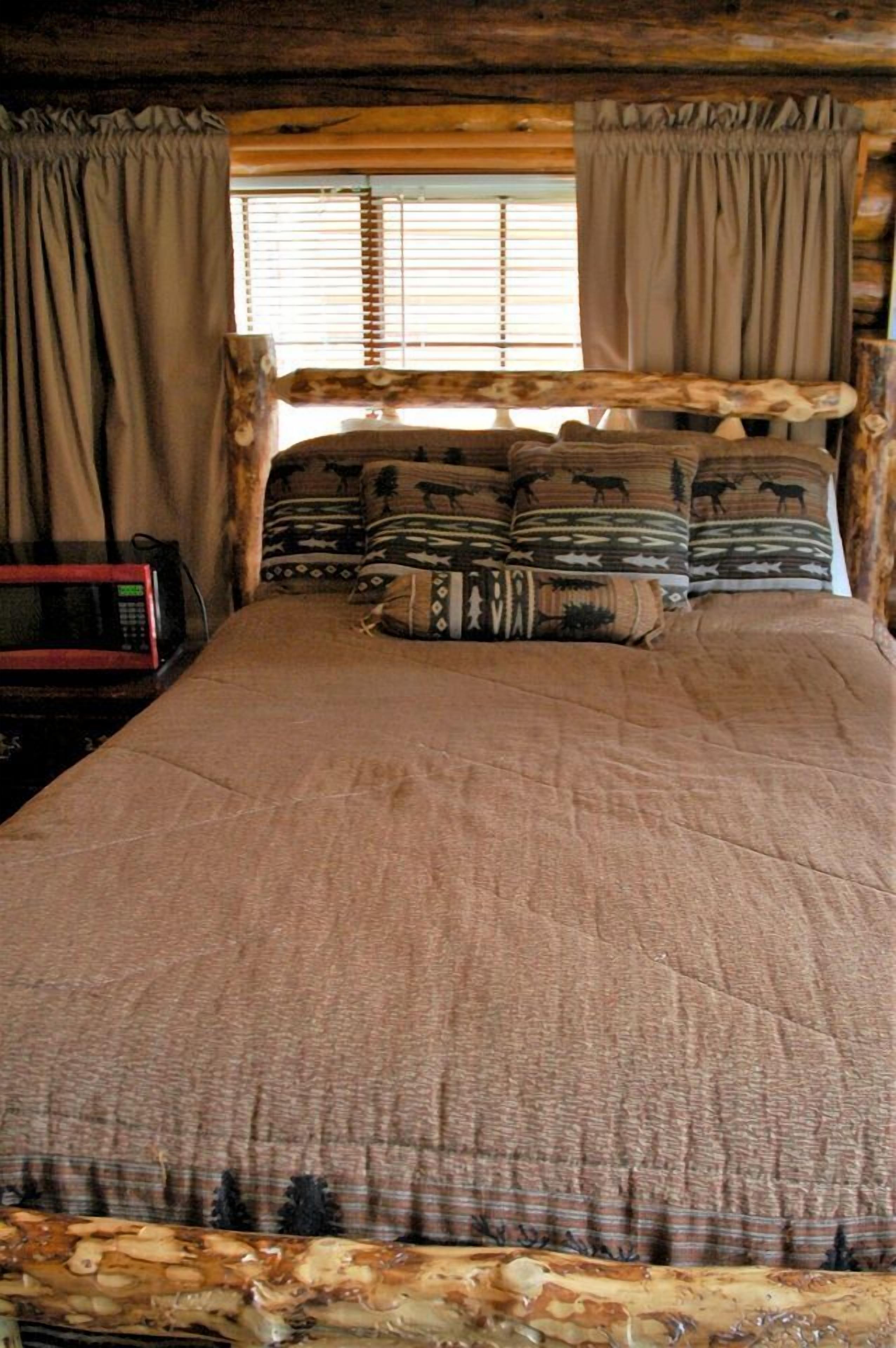1 dormitorio, caja fuerte, escritorio y ropa de cama