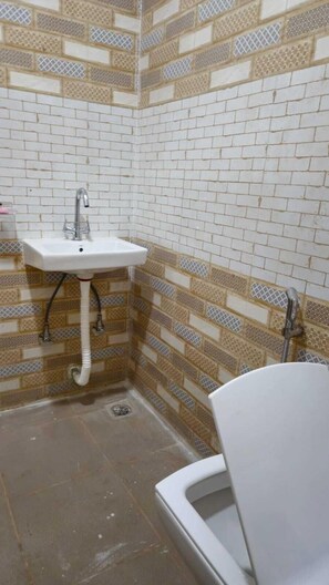 Habitación doble clásica, balcón, vista a la ciudad | Baño | Regadera, pantuflas, toallas, jabón