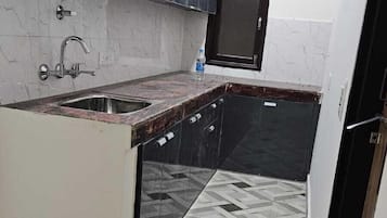 Habitación clásica doble, balcón, vistas a la ciudad | Cocina privada