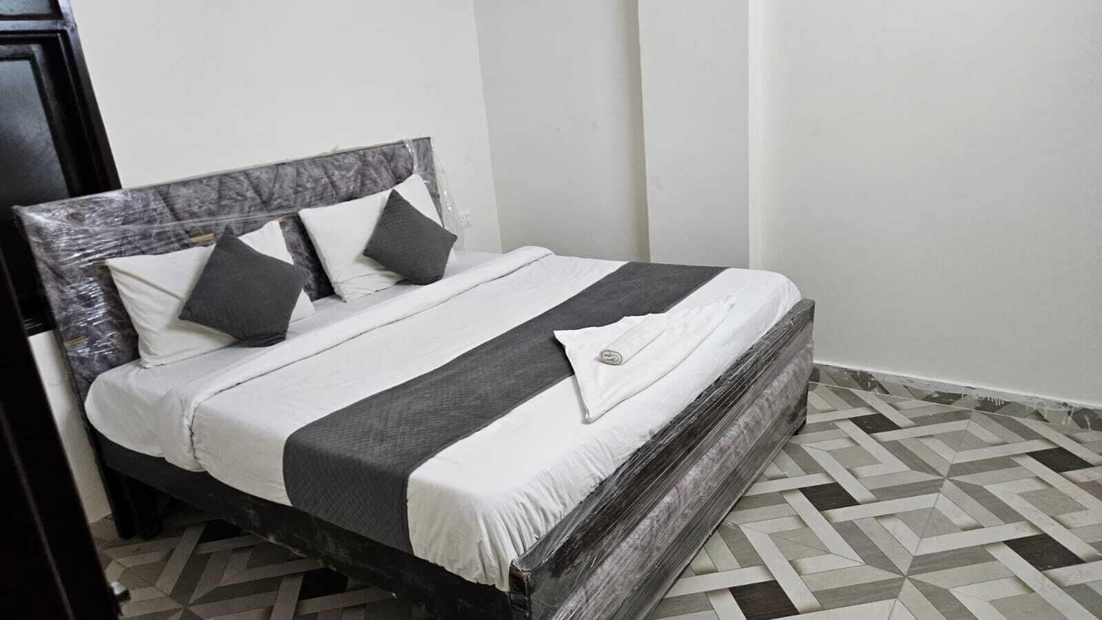 Classic Double Room, Balcony, City View | Iron/ironing board, free WiFi