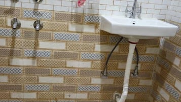 Habitación clásica doble, balcón, vistas a la ciudad | Baño | Ducha, zapatillas, toallas y jabón