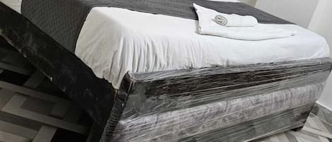 Classic szoba kétszemélyes ággyal, erkély, kilátással a városra | Vasaló/vasalódeszka és ingyenes wifi