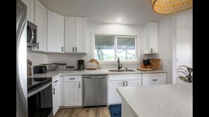Coffee/tea maker, fridge, microwave, oven - Breathtaking Secluded Cottage with Fantastic Vistas in Hauula, Hawaii (Hauula)