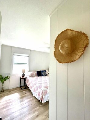 3 habitaciones, escritorio, tabla de planchar con plancha y wifi