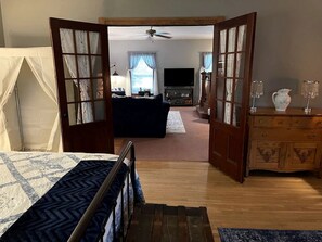 4 bedrooms, iron/ironing board, WiFi, bed sheets - Restored Farmhouse with Hot-Tub in Penn Yan, New York (Penn Yan)