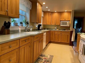 Fridge, microwave, oven, stovetop - Restored Farmhouse with Hot-Tub in Penn Yan, New York (Penn Yan)