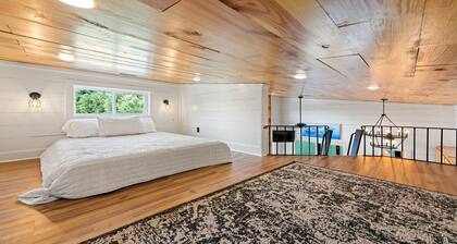 Amazing Off-Grid Floating Home with Gorgeous Views in Almond, North Carolina