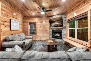 Living area - Charming Mountain Cabin with Theater Room and Pool Table in Tennessee (Gatlinburg)