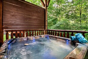 Outdoor spa tub - Charming Mountain Cabin with Theater Room and Pool Table in Tennessee (Gatlinburg)