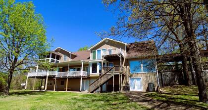 Charming Villa Ideal Escape for Big Groups in Branson, Missouri