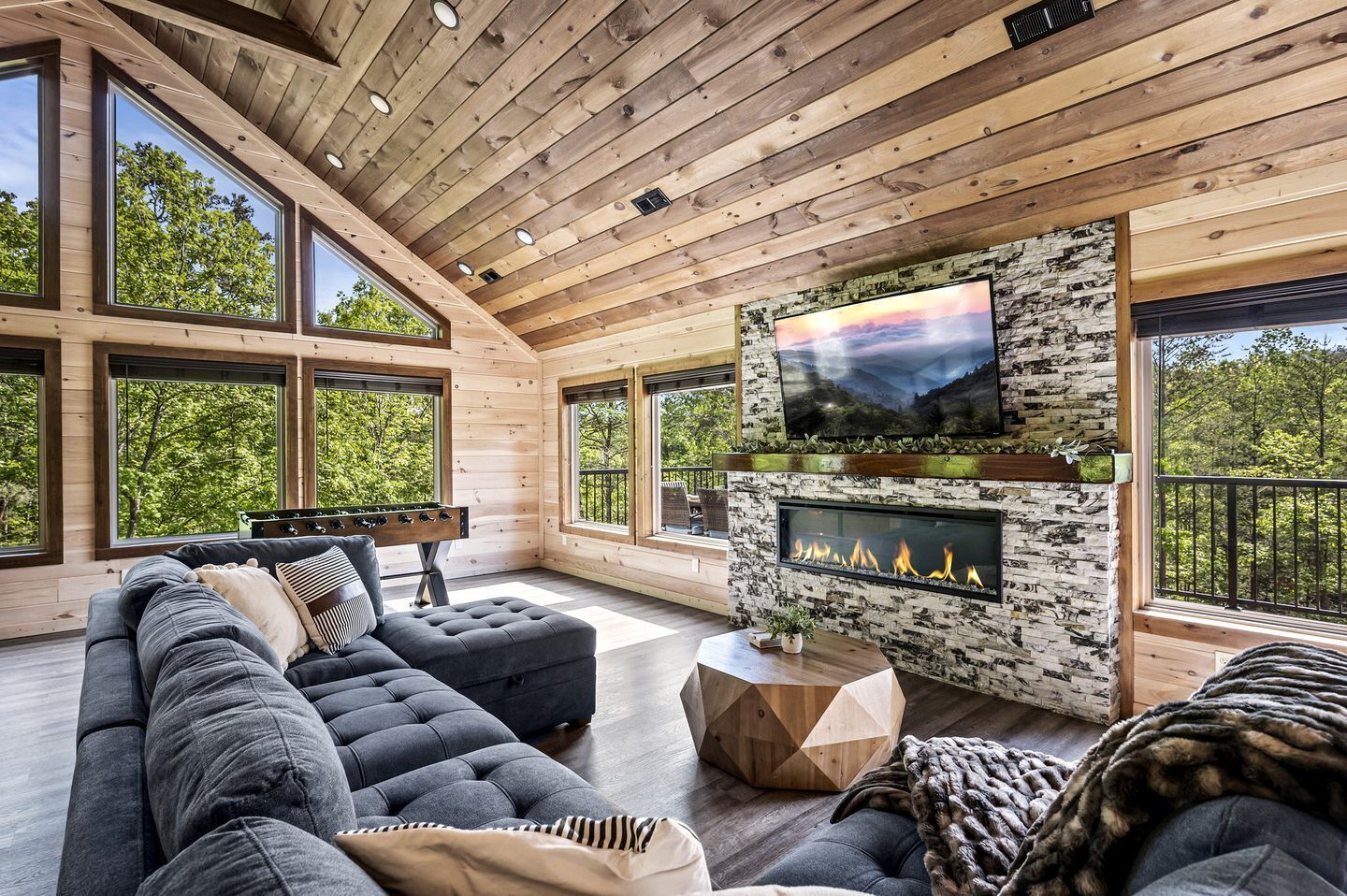 Fernseher, Kamin, Videospiele, Tischfußball
