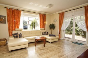 TV, fireplace, table tennis, stereo - Quietly situated vacation apartment - Ferienhaus Weingarten FeWo zum Bodden - (Baabe)