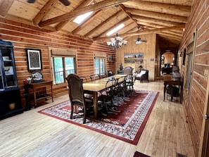 Dining - Beautiful Cabin Comfortable for Groups in Riverside, Wyoming (Riverside)