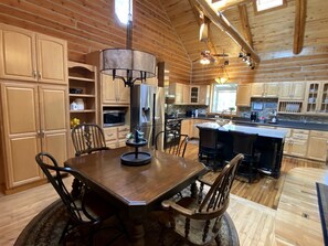 ثلاجة، ميكروويف، موقد طهي مسطح، غسالة أطباق