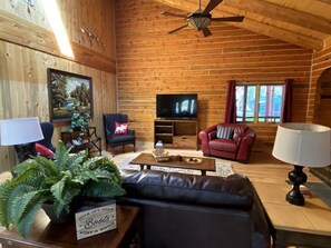 TV - Beautiful Cabin Comfortable for Groups in Riverside, Wyoming (Riverside)