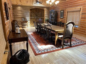 Dining - Beautiful Cabin Comfortable for Groups in Riverside, Wyoming (Riverside)