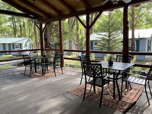Outdoor dining - Beautiful Cabin Comfortable for Groups in Riverside, Wyoming (Riverside)