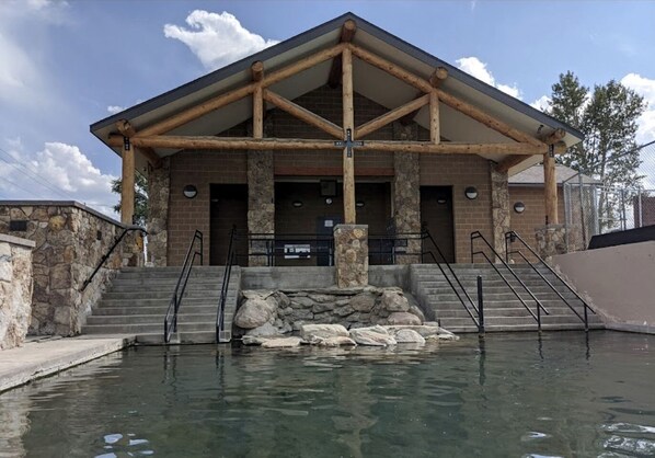 Exterior - Beautiful Cabin Comfortable for Groups in Riverside, Wyoming (Riverside)