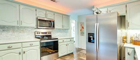 Fridge, microwave, stovetop, dishwasher