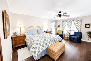 2 bedrooms, desk, iron/ironing board, WiFi - Lovely Cottage Rental with Waterfall on San Gabriel River near Austin, Texas (Georgetown)