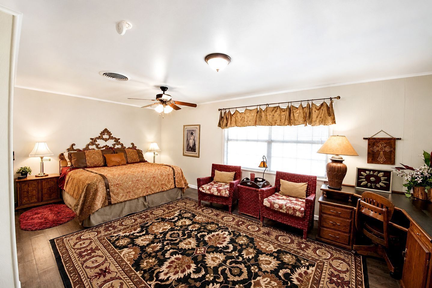 2 bedrooms, desk, iron/ironing board, WiFi