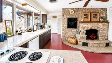 Coffee/tea maker, fridge, microwave, oven