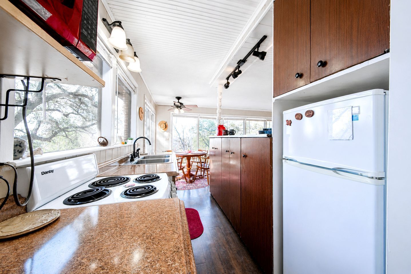 Coffee/tea maker, fridge, microwave, oven