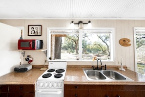 Private kitchen - Romantic Luxury Cottage Rental for Two with Fireplace in Texas Hill Country (Georgetown)