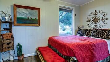 1 bedroom, desk, iron/ironing board, WiFi