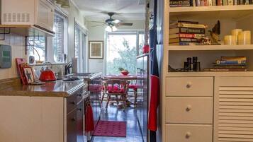 Réfrigérateur, micro-ondes, plaque de cuisson, cafetière/bouilloire